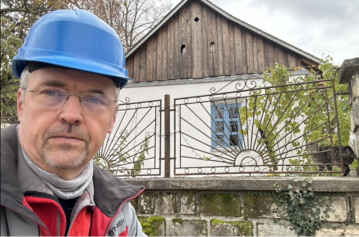 You are currently viewing ,,Bárki képes lehet arra, hogy felújítson egy házat” – Rezsnyák Péterrel, az Egyszerűen felújítás – Nem csak vályogházban című kötet szerzőjével beszélgettünk