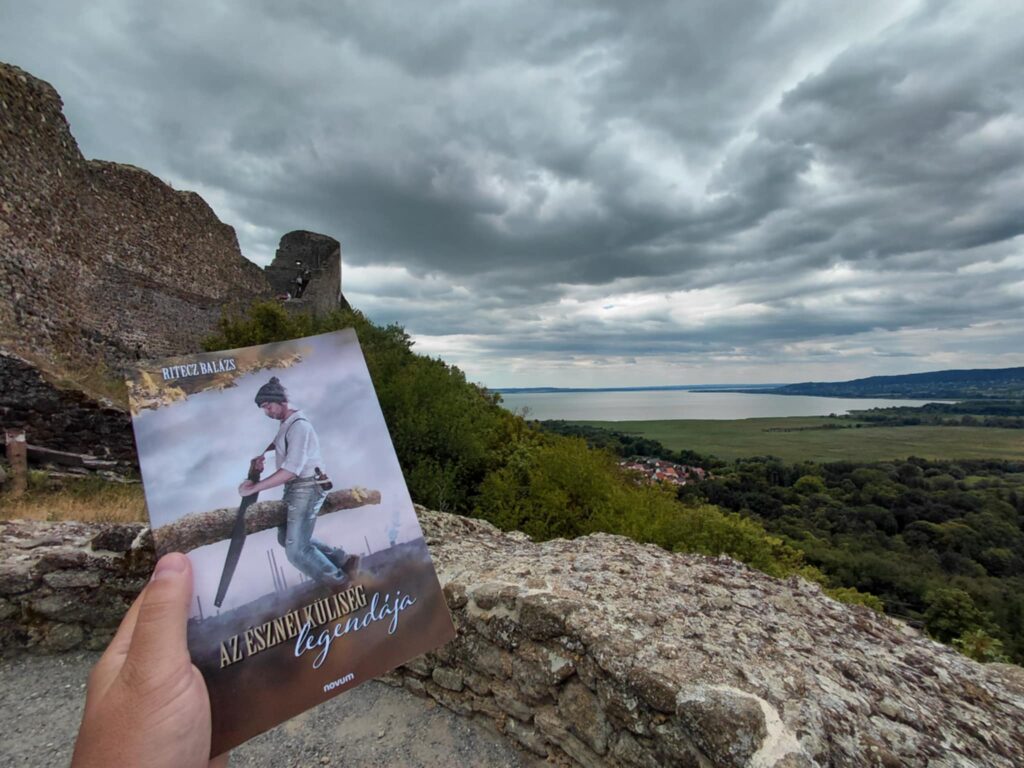 Mindennapi helyzet, abszurd humorral megfűszerezve: ez Az észnélküliség legnedája