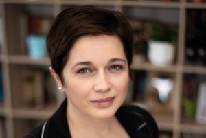 Read more about the article 10.000 forint egy regény? Te kifizetnéd? Mosolygó-Marján Böbe a magyar könyvek sorsáról.